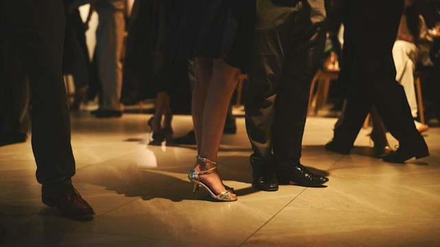 Hochzeitstanz und ausgelassene Feier am Abend
